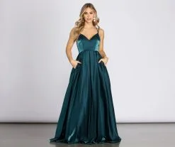 Windsor. Lona Formal Cross Back Gown