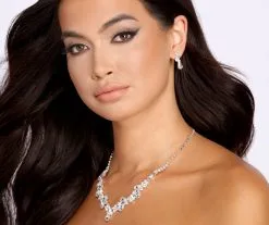 Windsor. So Glamorous Necklace And Earring Set